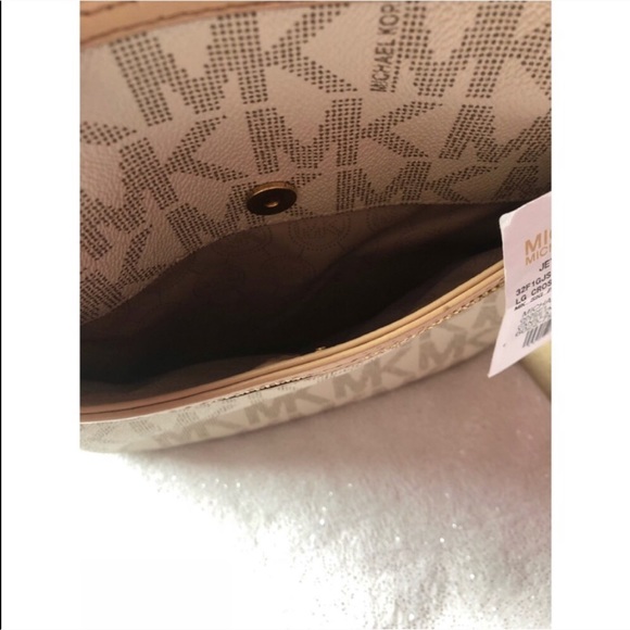 Michael Kors Jet Set Large Crossbody in Vanilla - Picture 4 of 5